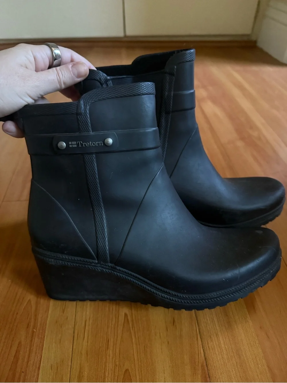 Tretorn sleek black